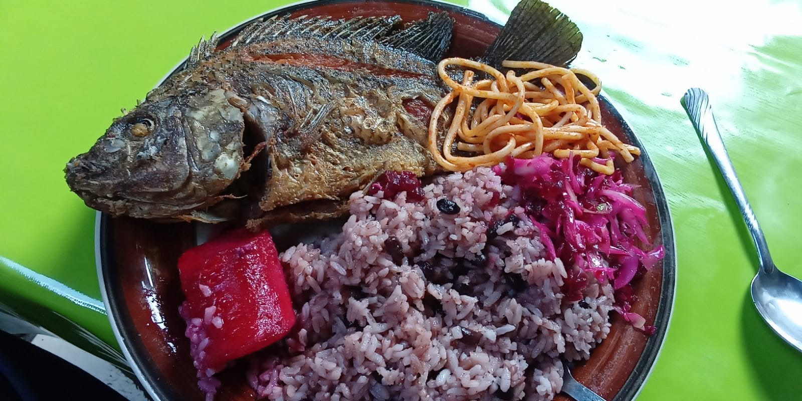 Pescado frito de la isla con arroz con coco, preparado por Gastro Plus.