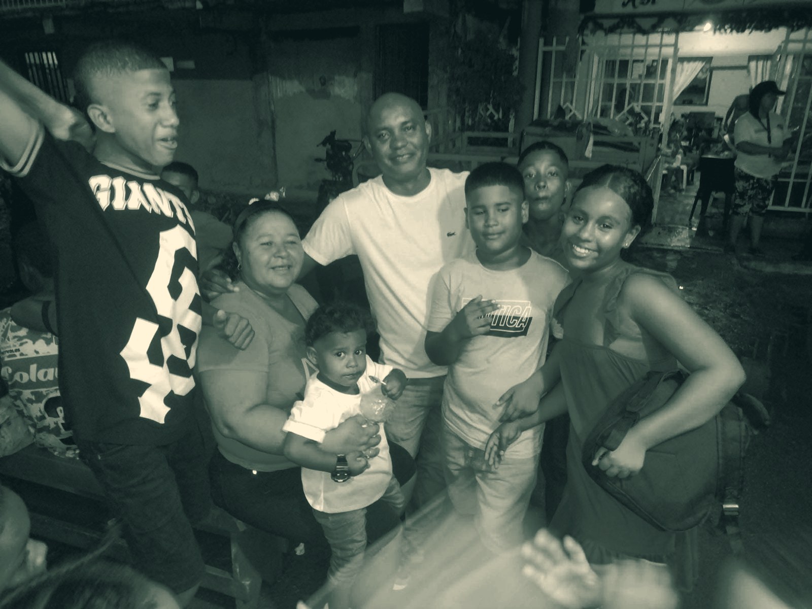 Alexis Ramírez junto a una familia de la comunidad durante una actividad nocturna en un barrio de San Andrés.