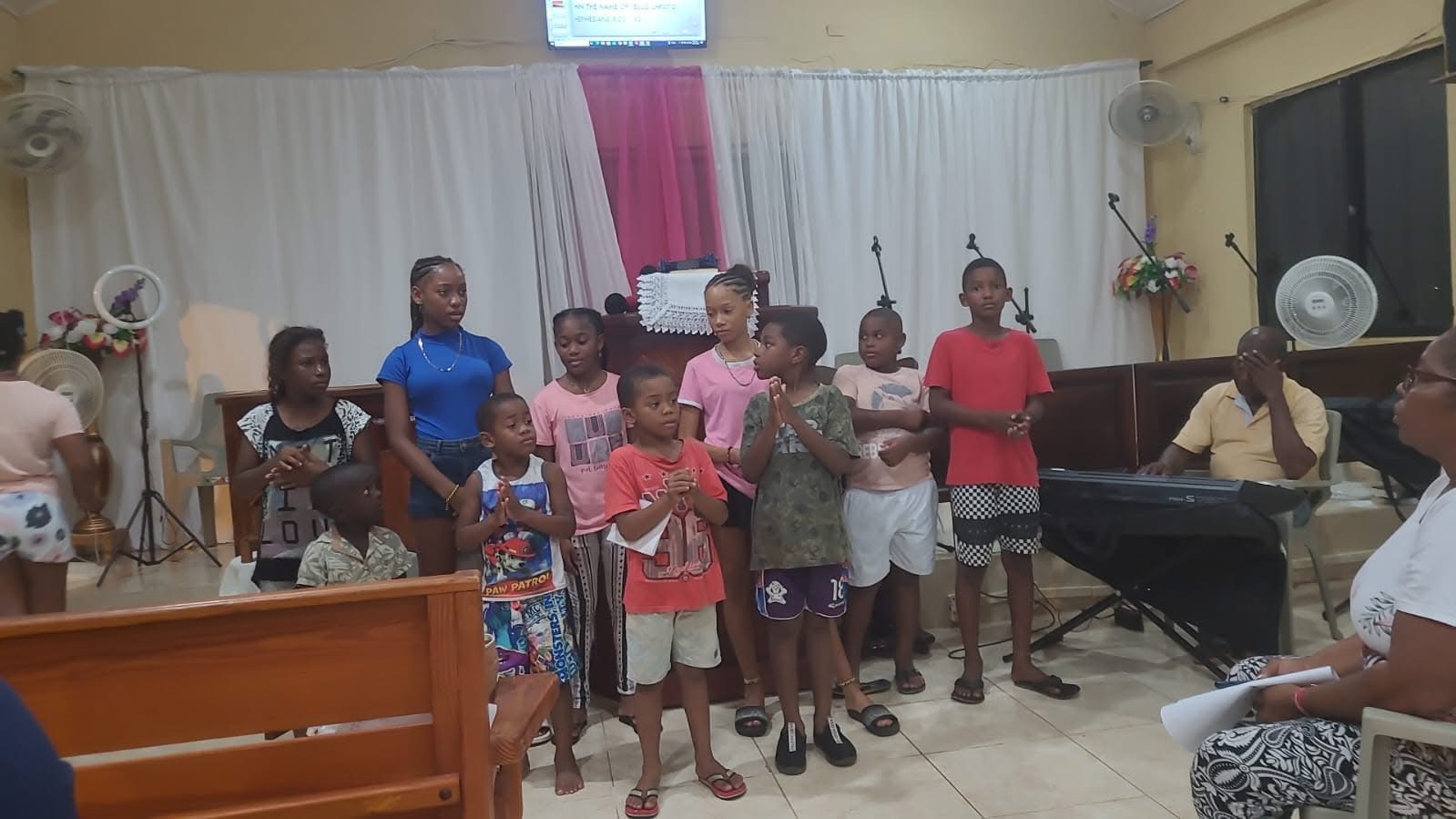 Niños en presentación cultural