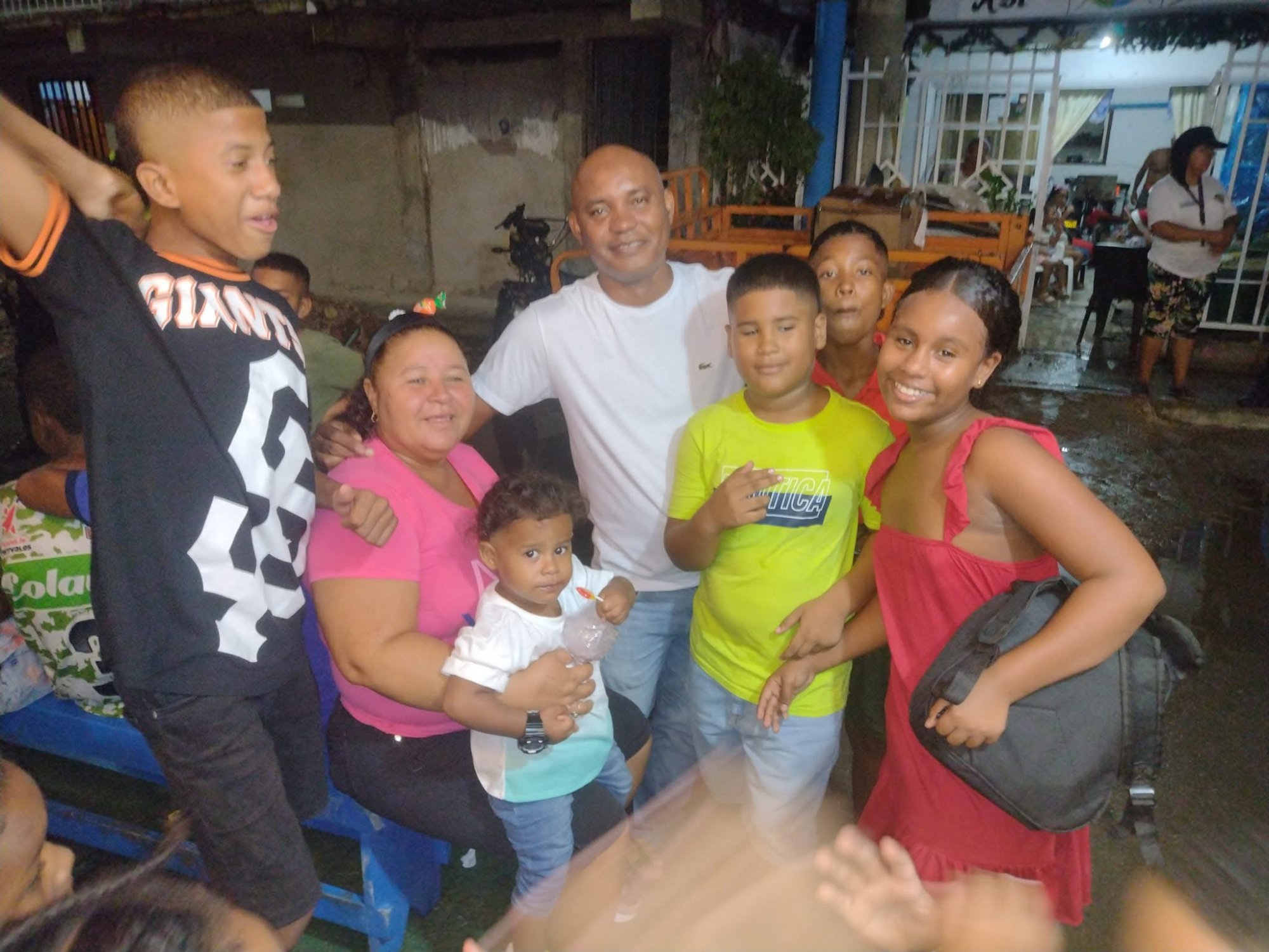 Alexis con la comunidad