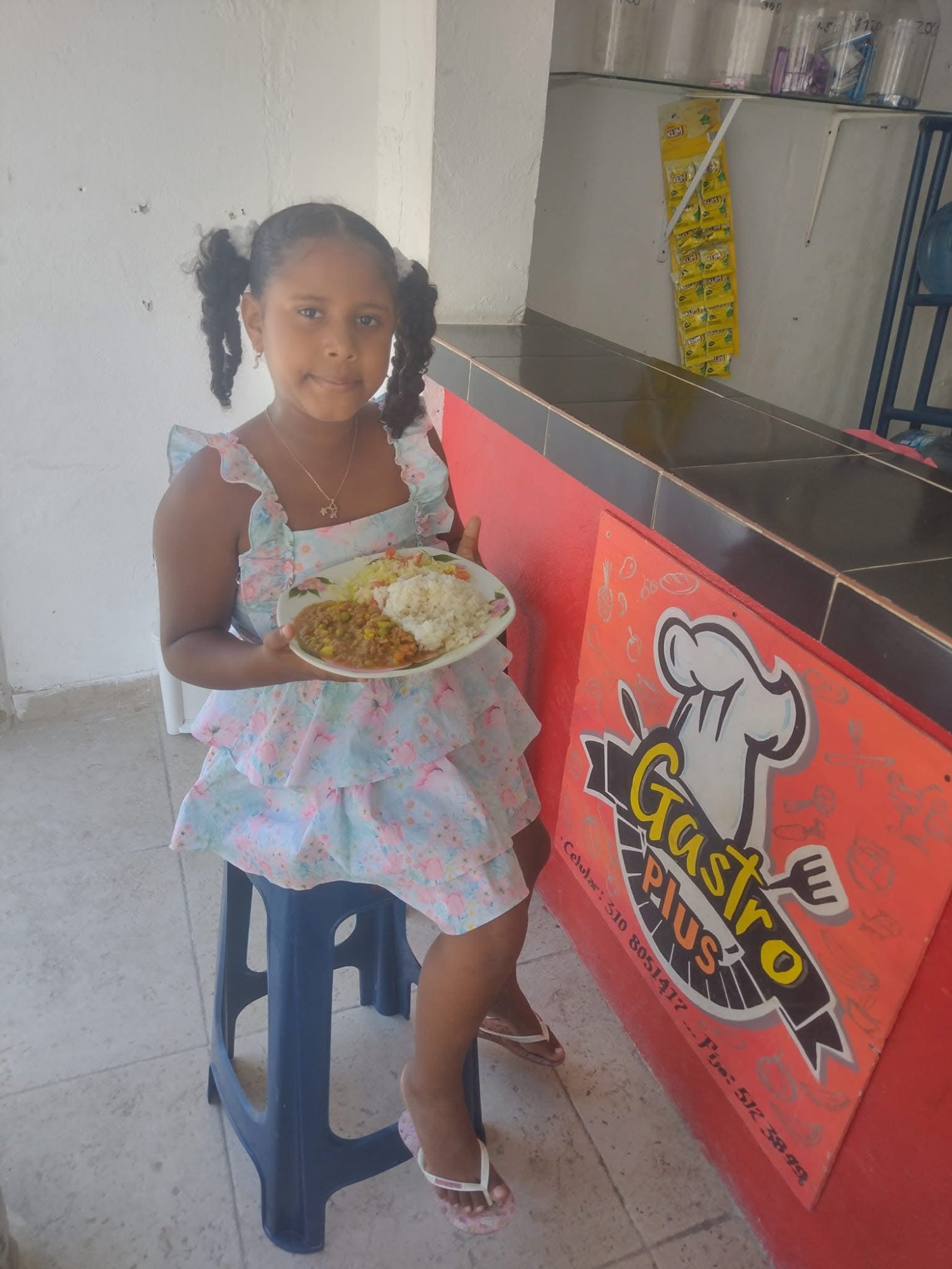 Niña con plato Gastro Plus